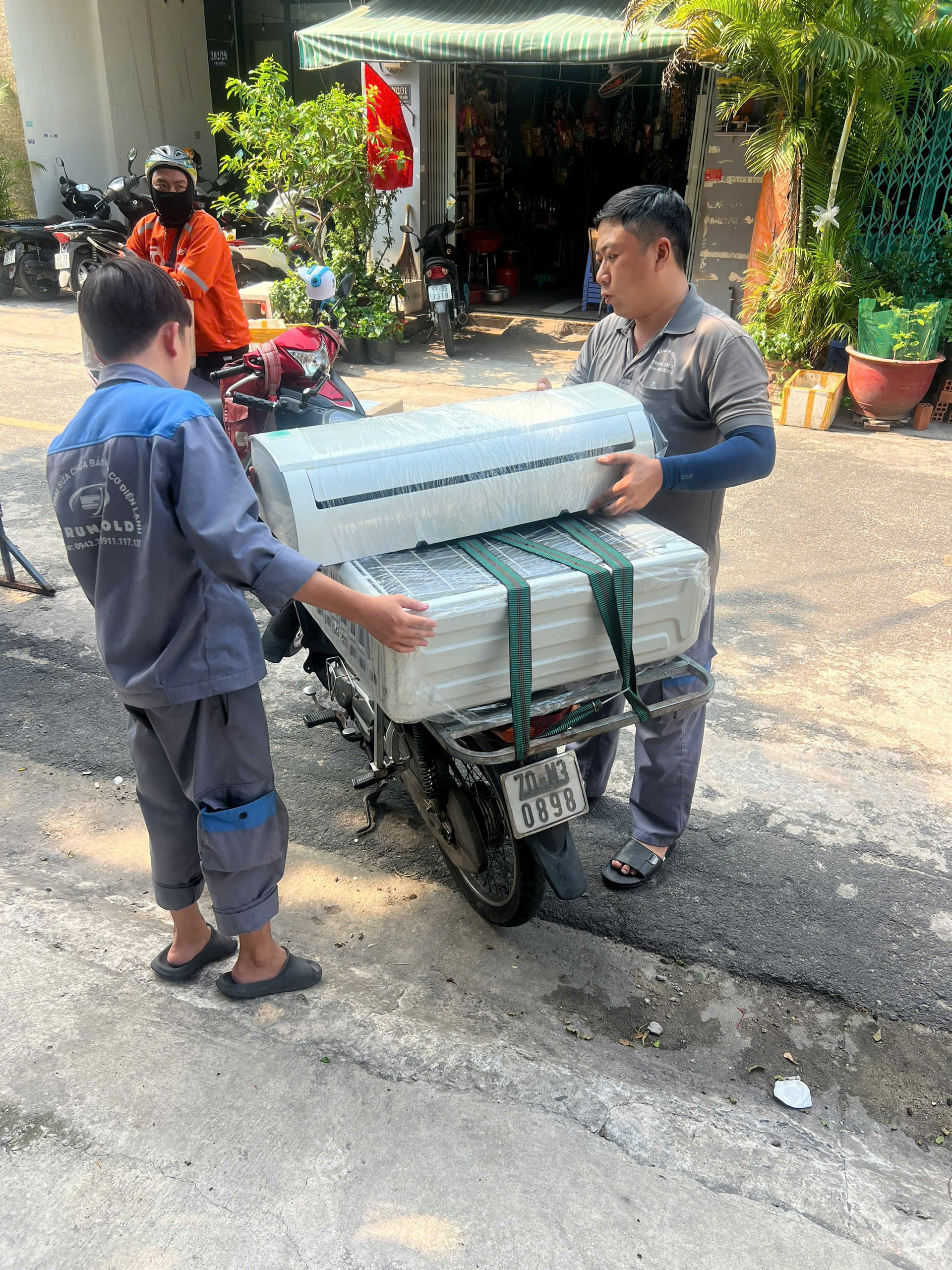 Nhân viên Trung Cold vận chuyển thiết bị